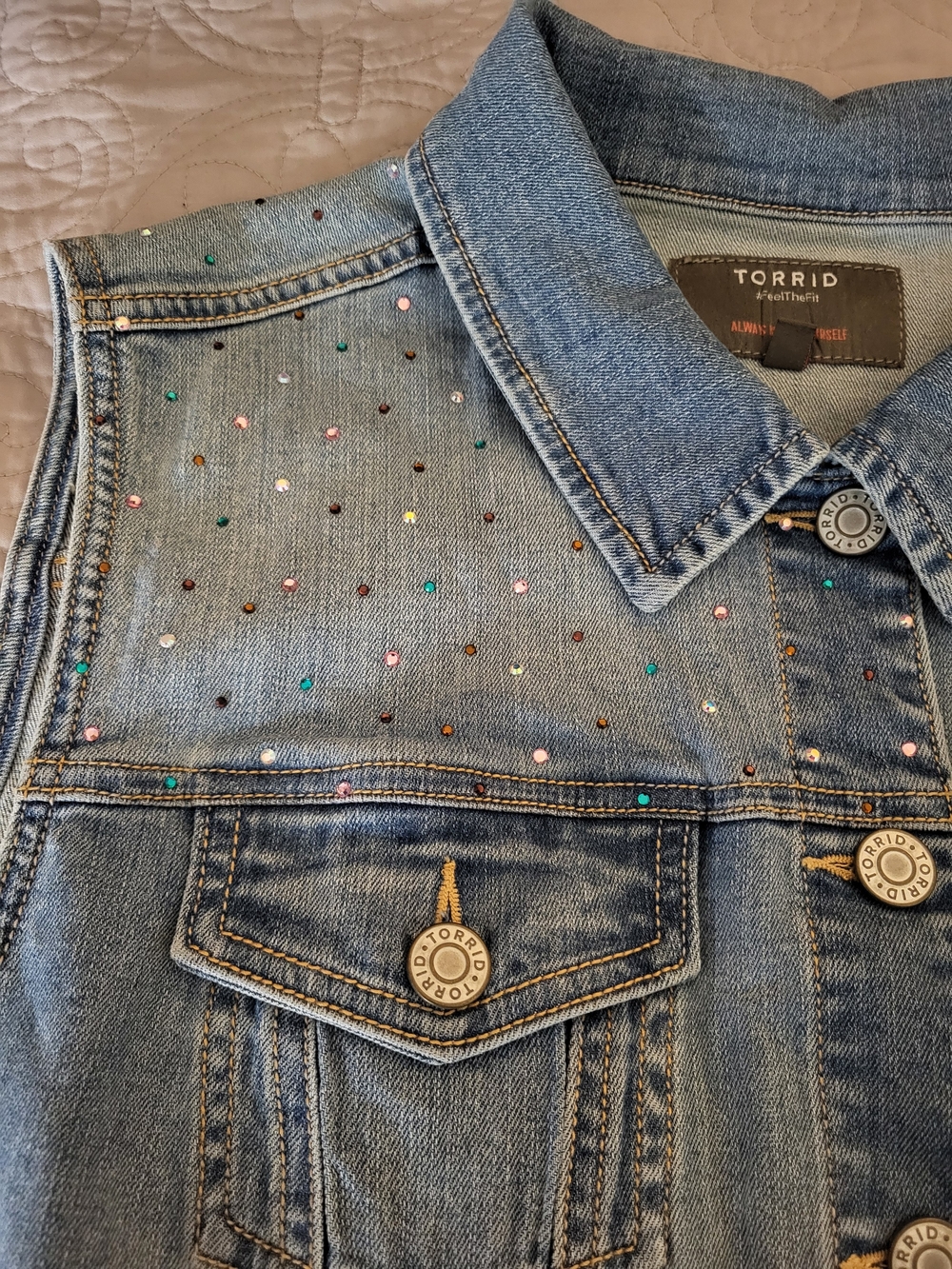 torrid 2x Light Wash Denim Vest with Multicolor Studs nwot - Picture 2 of 5